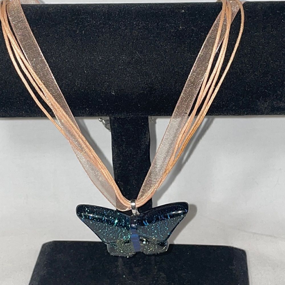 Ribbon necklace with a butterfly glass emblem